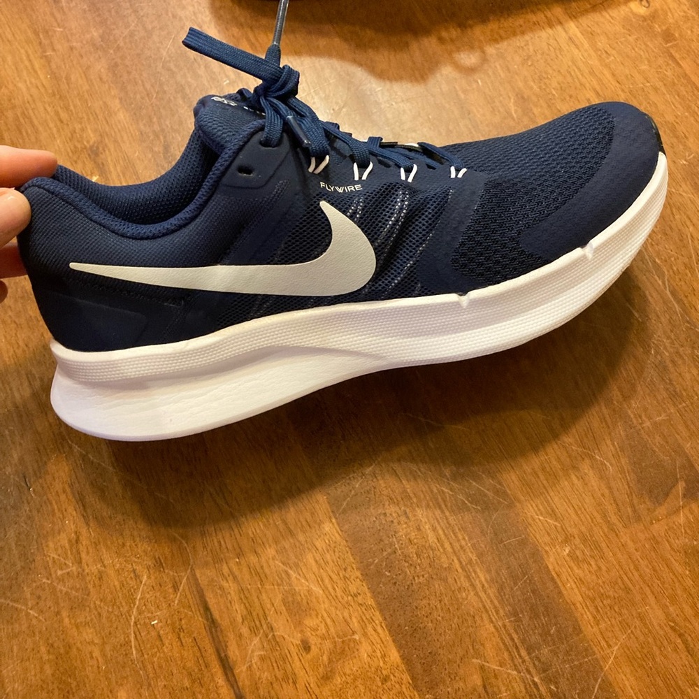 Nike Men's Dark Blue and White Sneakers… worn only once indoors